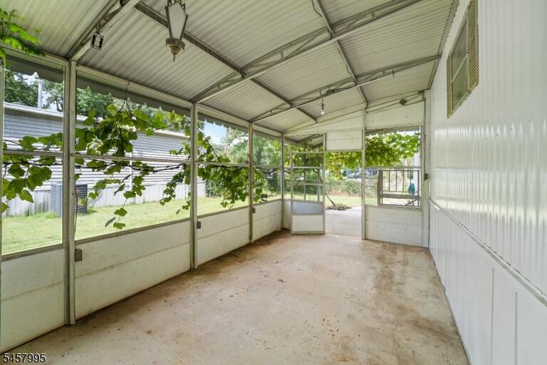 Property listing MLS 4050290 photo 3