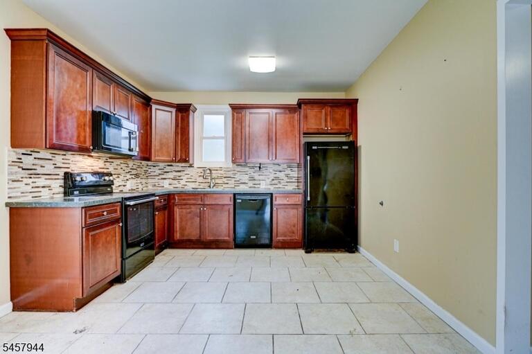 Property listing MLS 4050360 photo 2