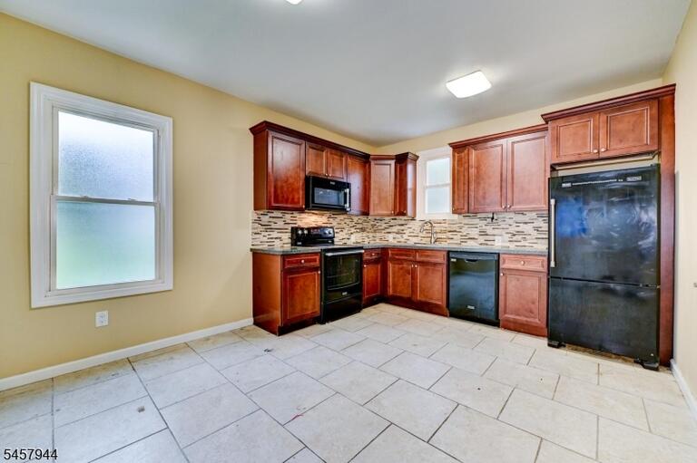 Property listing MLS 4050360 photo 3