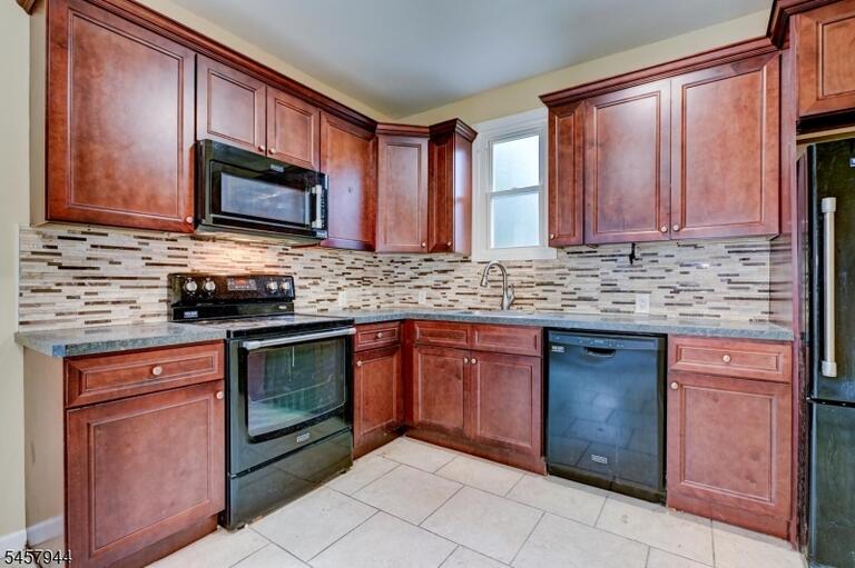 Property listing MLS 4050360 photo 4